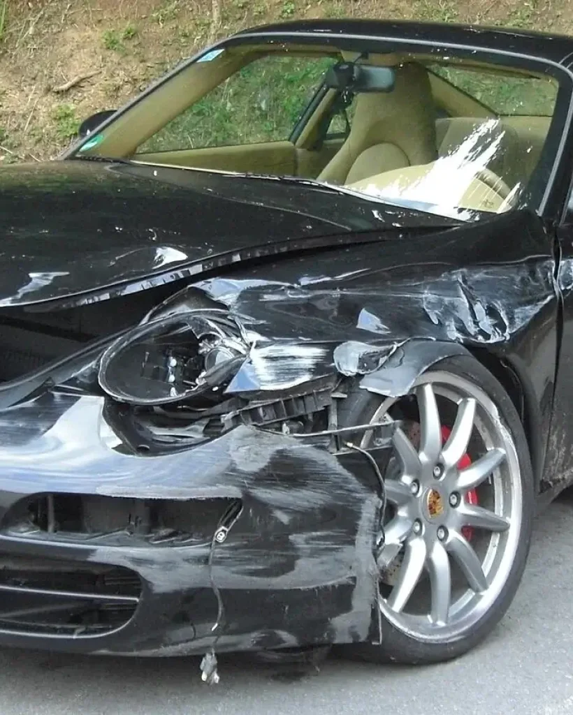 Crashed_Porsche_911_(997)_front (1)